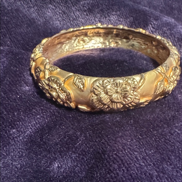 Carved Floral Gold-Tone Women's Hinged Bangle Bracelet.  (BR444) - Picture 2 of 3